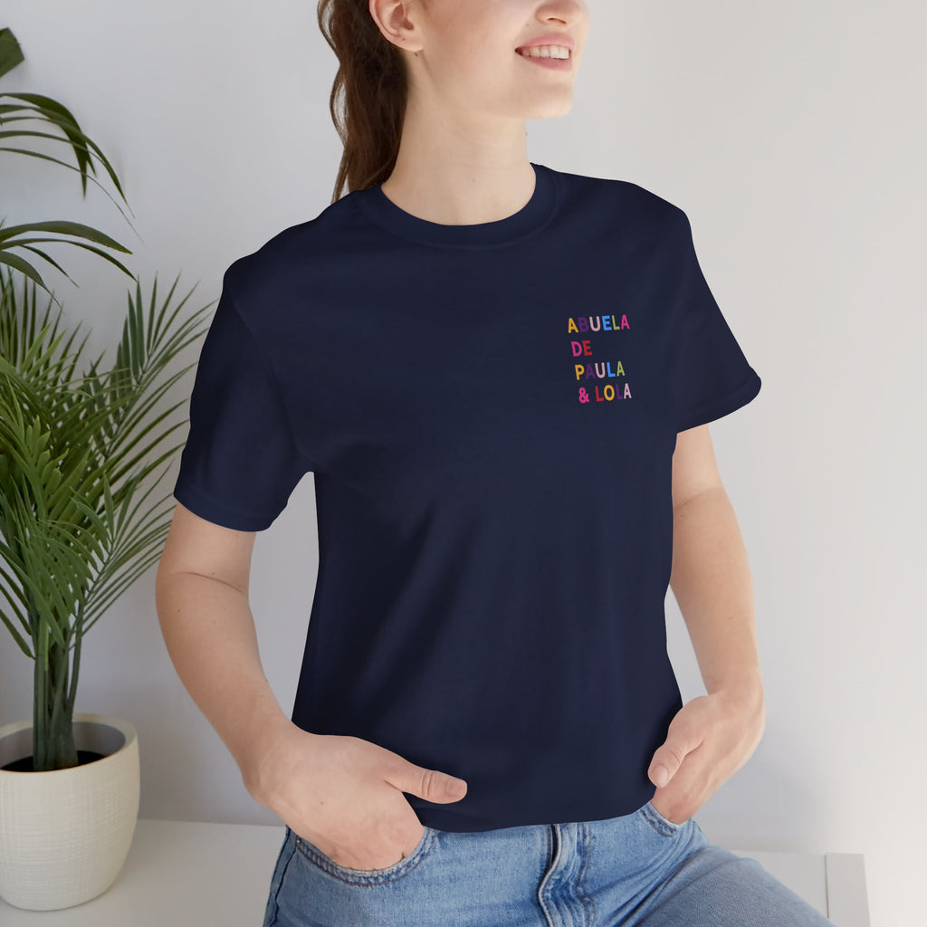Camiseta personalizada para abuela con nombres multicolor
