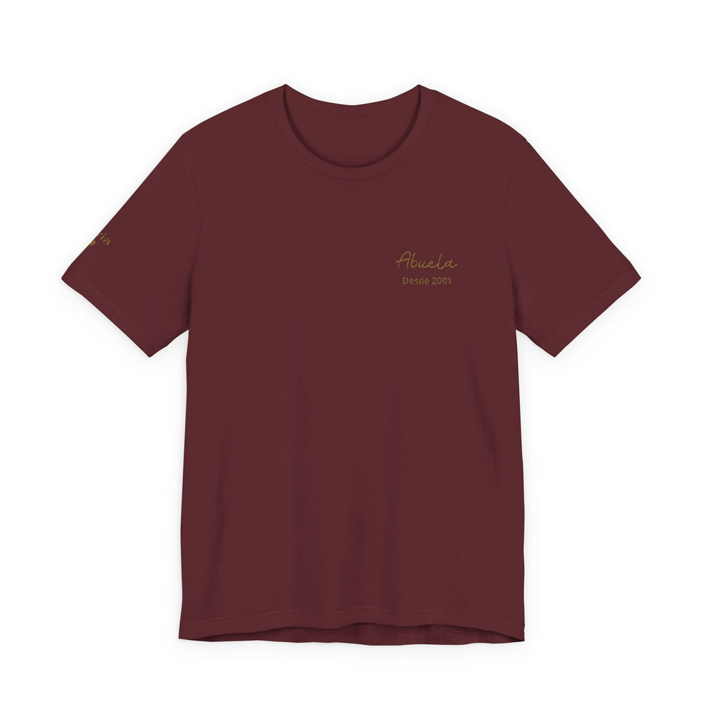 Camiseta bordada para abuela con fecha "Abuela desde" y nombres de los nietos en la manga