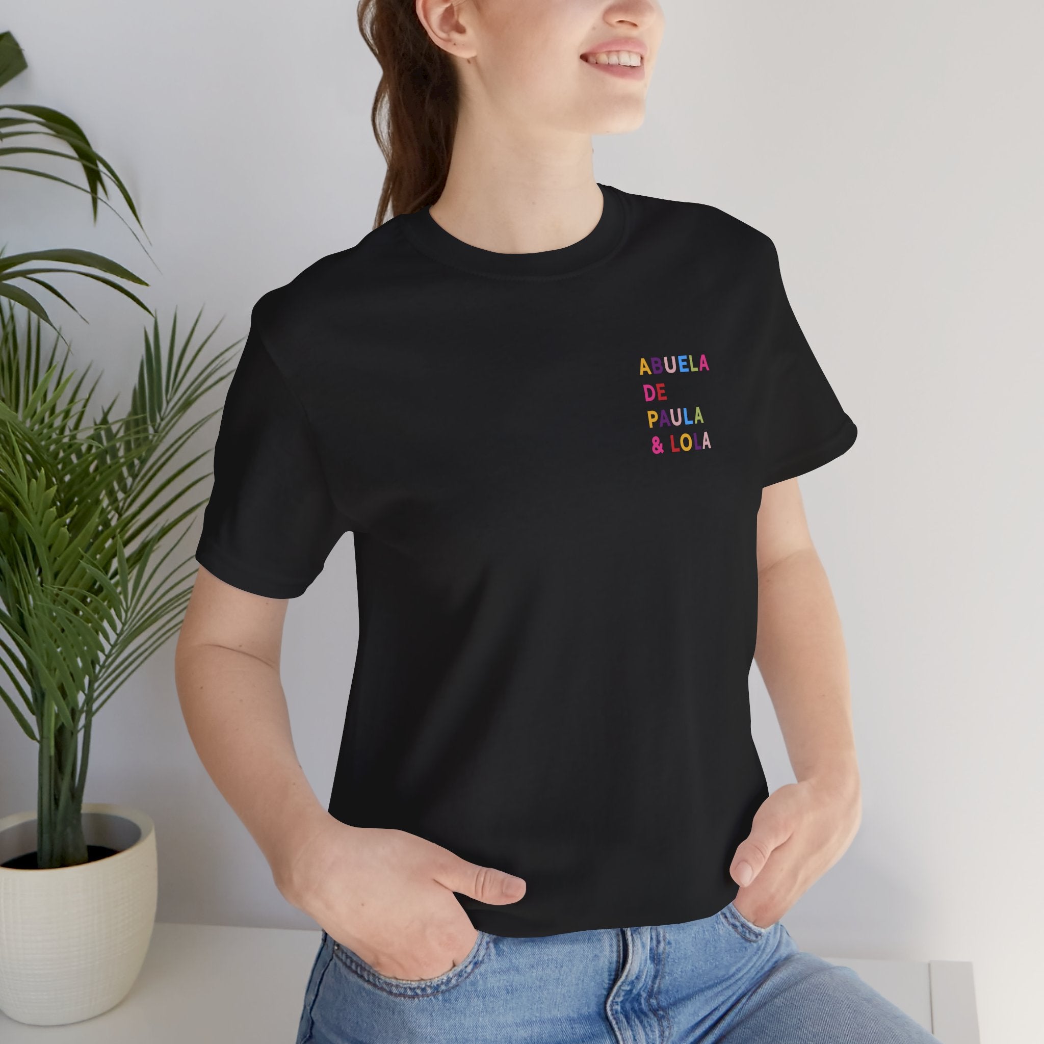 Camiseta personalizada para abuela con nombres multicolor