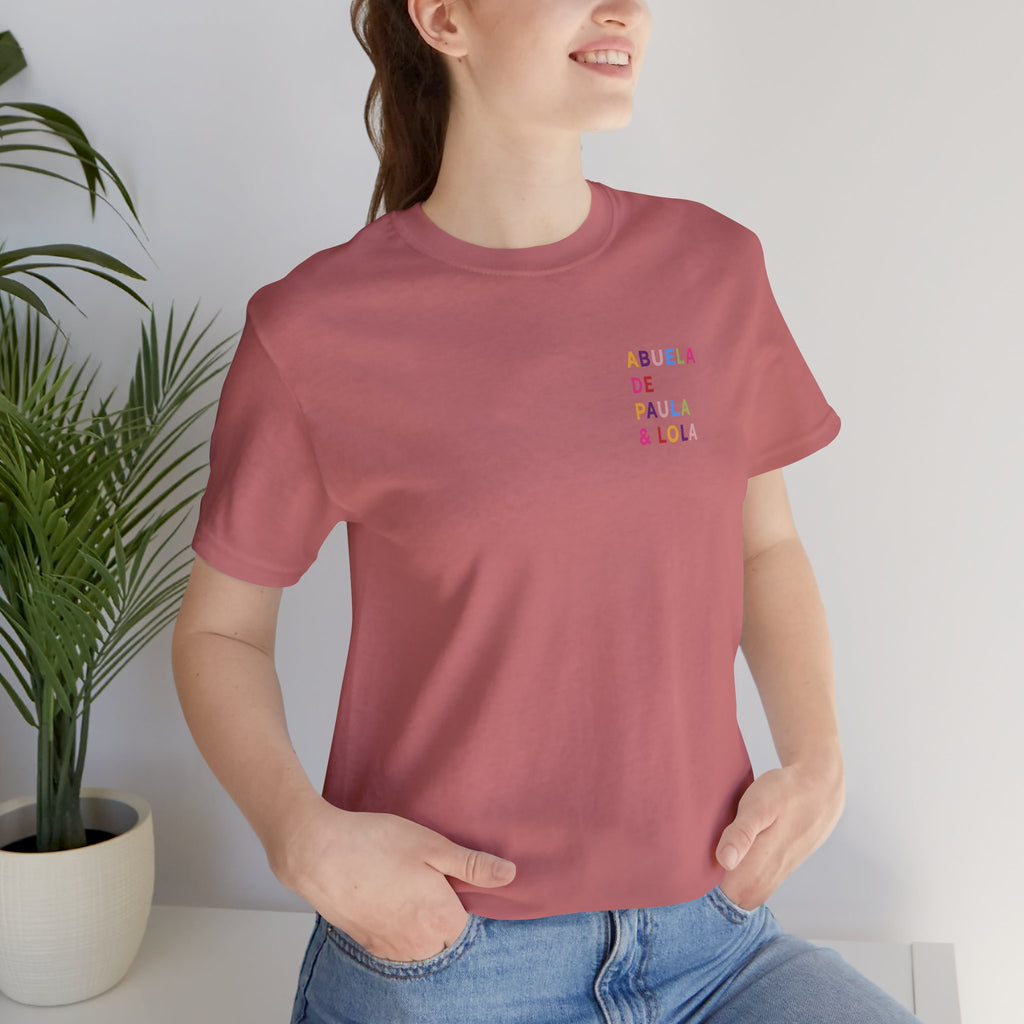 Camiseta personalizada para abuela con nombres multicolor
