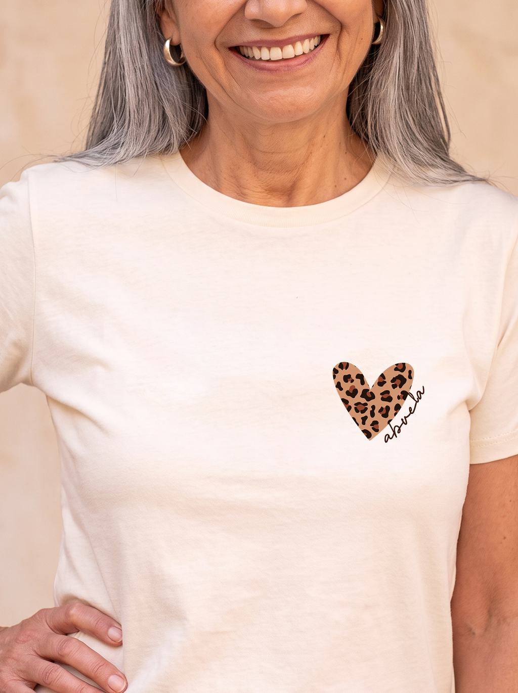 Camiseta para Abuela con Corazón de Leopardo y Nombre Personalizado
