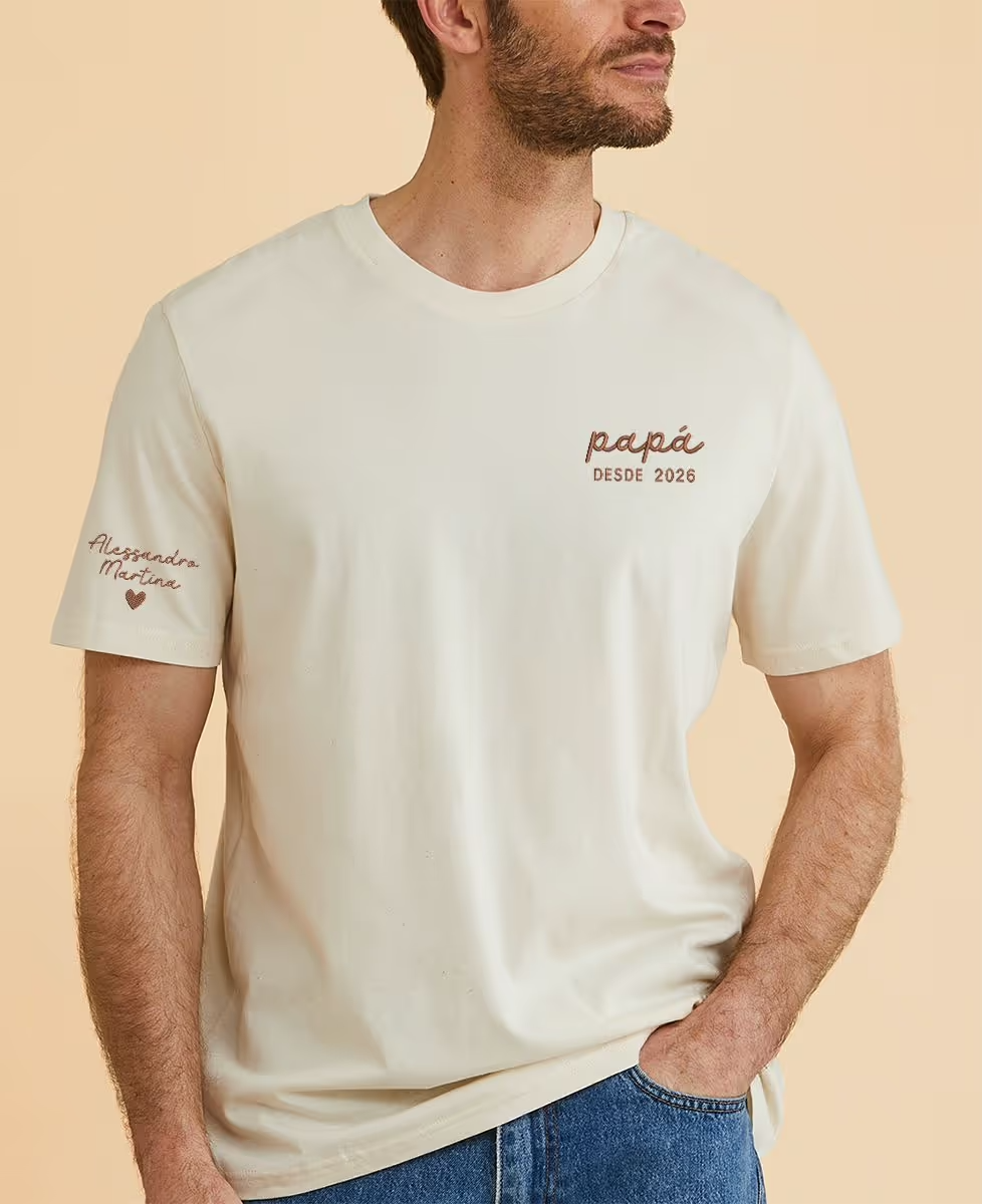 Camiseta para Papá con fecha bordada en el pecho y nombres en la manga