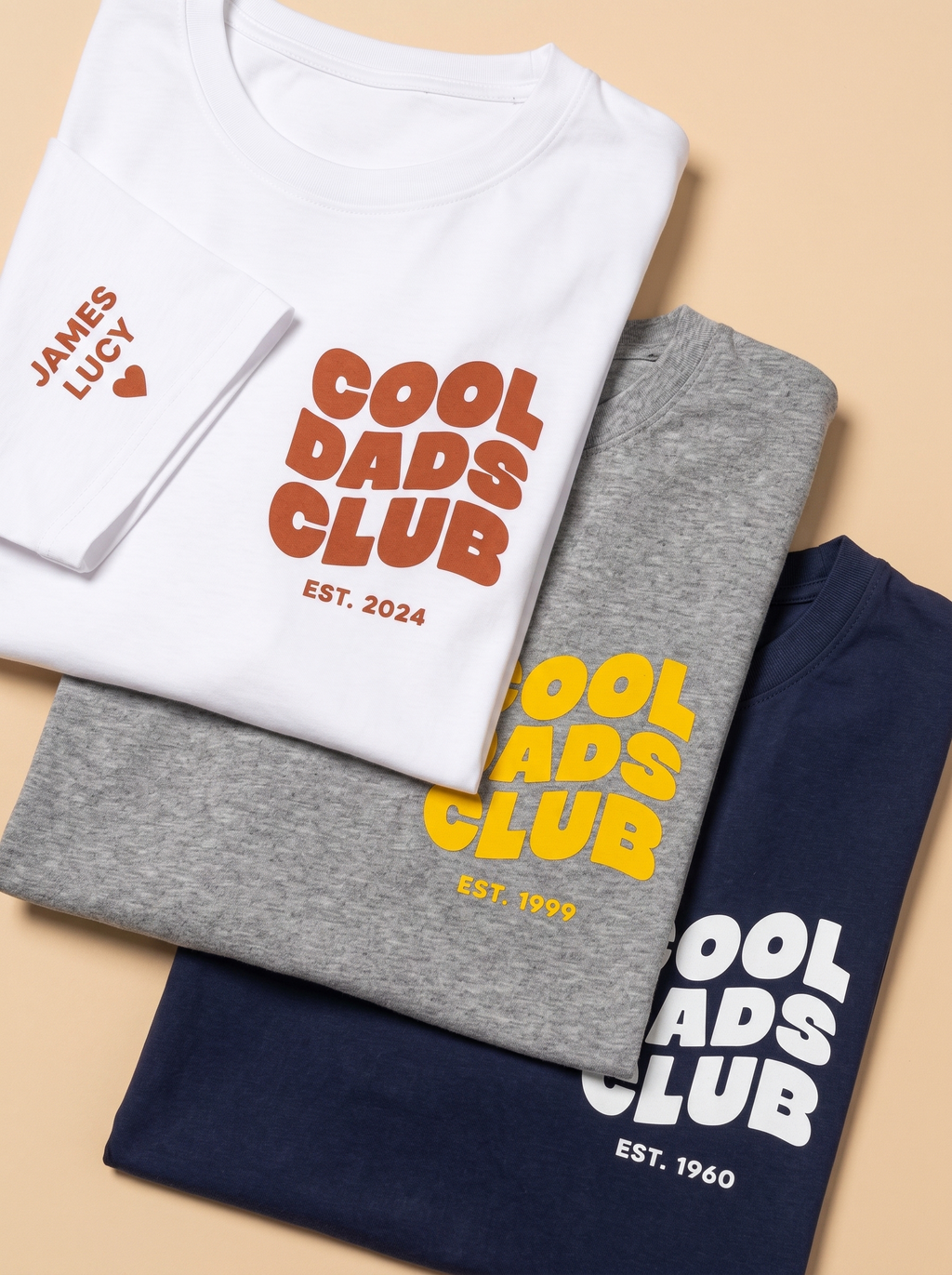 Camiseta Club de Padres Geniales y nombres en la manga